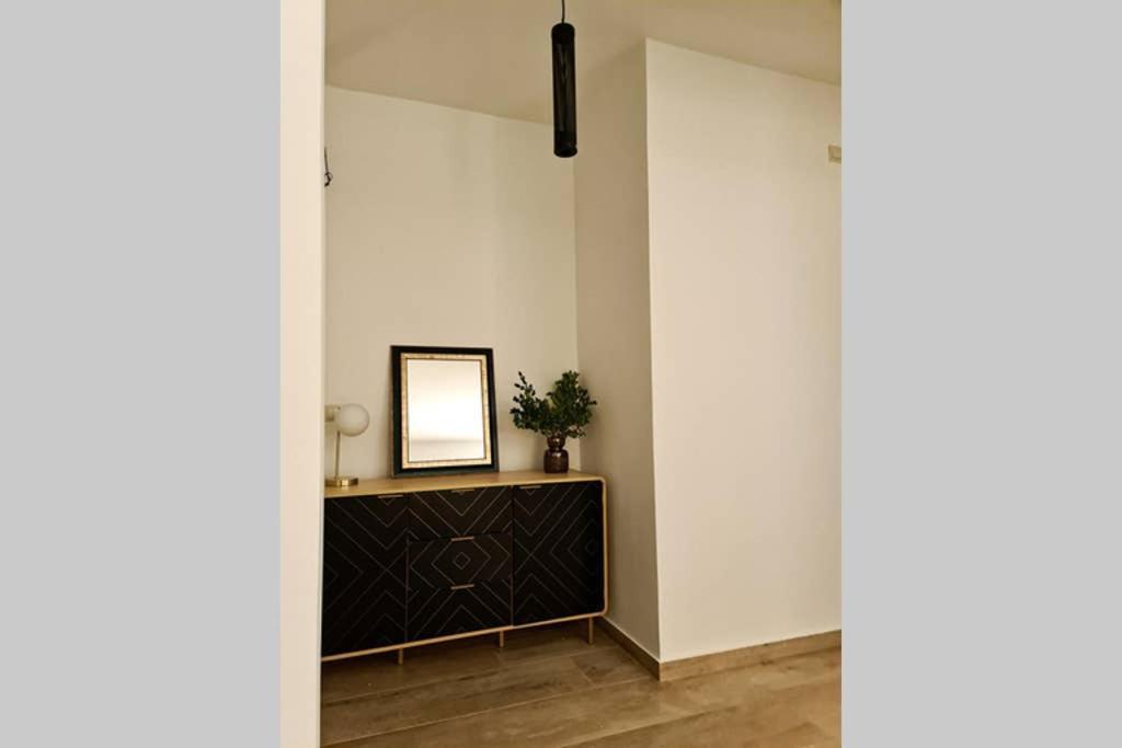 Modern Apt In The Heart Of Glyfada - Literally!! Atenas Exterior foto